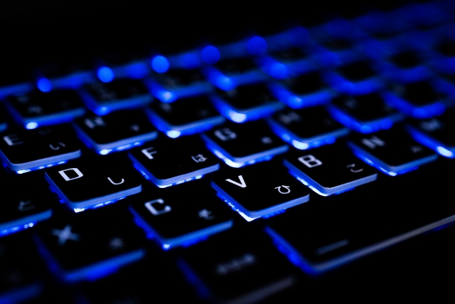 青色に光るパソコンのキーボード